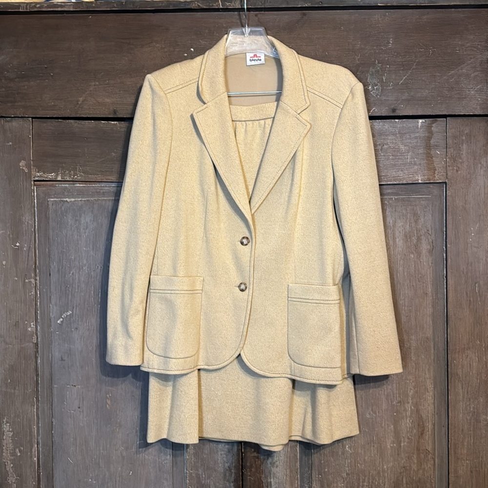 Fully lined 100% lambswool Vtg blazer & skirt sz 16